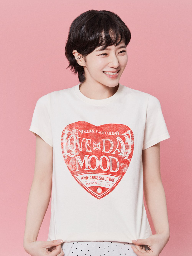 現貨] (W) Saturday Retro Mood Graphic T-Shirt - Vintage Red